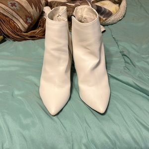 Size 8.5 only worn 4-5 times. They have a few scuff marks